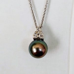 18kt Necklace Black Pearl and diamond pendant